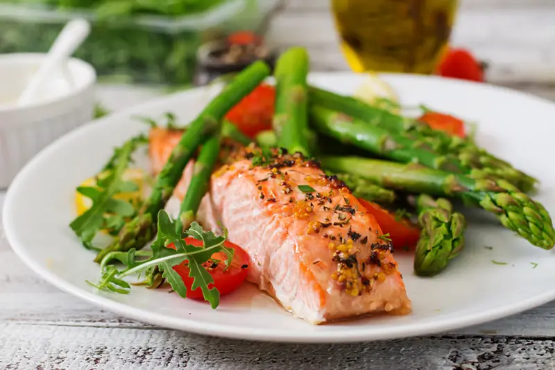 cuánta proteína hay en 6 oz de salmón